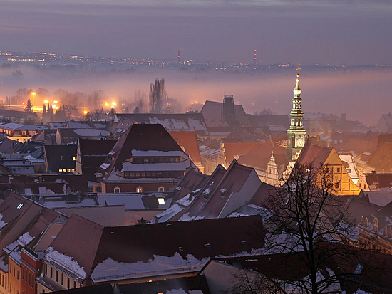 Pirnas Altstadt im Winter bei Nacht Blick über Pirnas schneebedeckte Altstadt bei Nacht