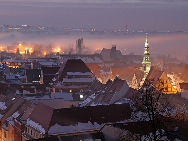 Pirnas Altstadt im Winter bei Nacht Blick über Pirnas schneebedeckte Altstadt bei Nacht