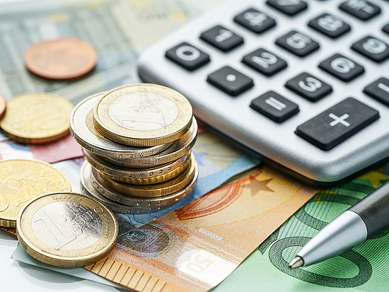 Finanzielle Unterstützung Geld und Taschenrechner