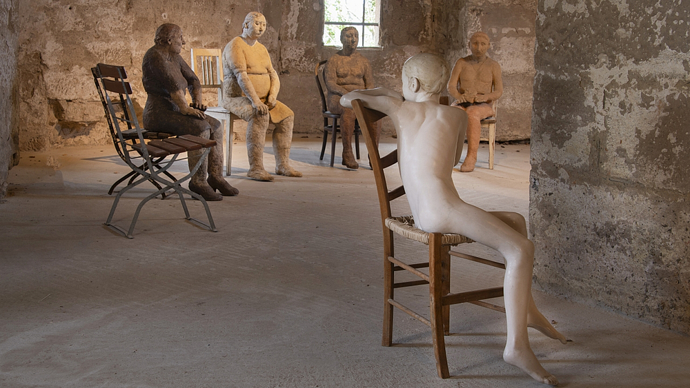 Blick in die Ausstellung, Innenraum mit Skulpturen