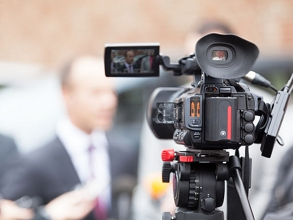 Interviewszene vor Videokamera als Sinnbild für den Bereich Presse