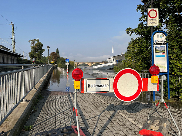 Sperrscheibe Elberadweg Pirna aufgestellte Sperrscheibe in Pirna am Elberadweg