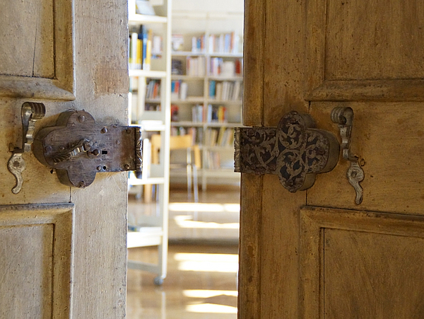 Tür zur Sachbuchabteilung Eingang im zweiten Obergeschoss