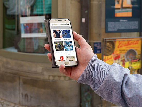 Pirnas digitales Schaufenster Handy mit geöffneter Einkaufswebsite