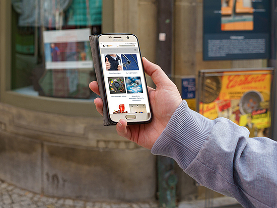 Pirnas digitales Schaufenster Handy mit geöffneter Einkaufswebsite