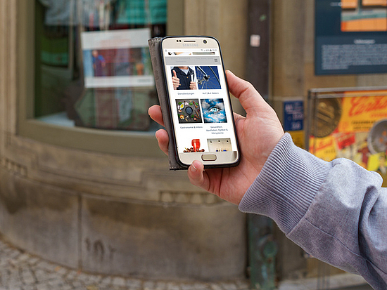 Pirnas digitales Schaufenster Handy mit geöffneter Einkaufswebsite