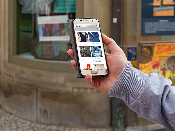 Pirnas digitales Schaufenster Handy mit geöffneter Einkaufswebsite