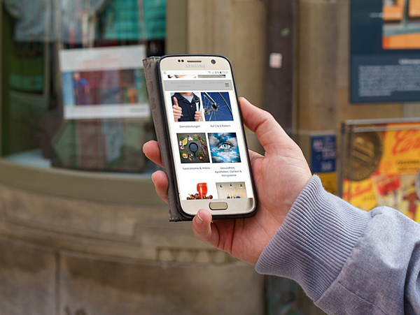 Pirnas digitales Schaufenster Handy mit geöffneter Einkaufswebsite