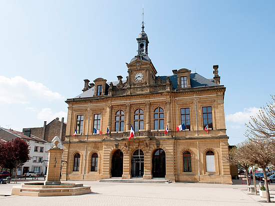 Rathaus von Longuyon Das Rathaus von Pirnas Partnerstadt Longuyon in Frankreich