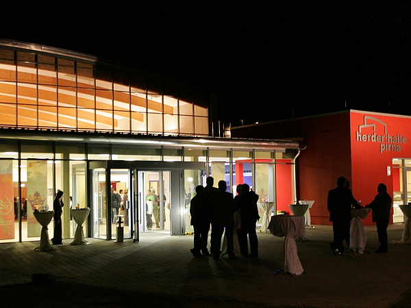 Außenbereich HerderHalle Pirna Vor dem Veranstaltungshaus
