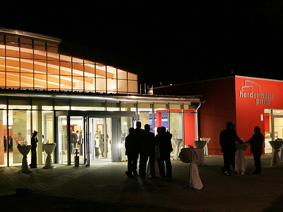 Außenbereich HerderHalle Pirna Vor dem Veranstaltungshaus
