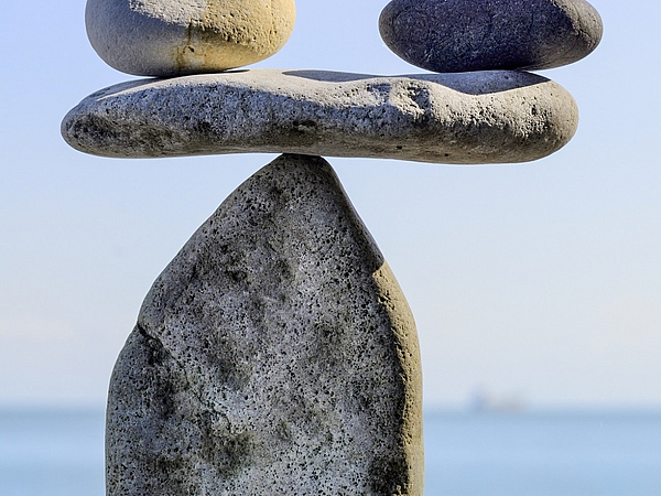Gleichstellung - Gleichgewicht Steine übereinandergestapelt in Waage