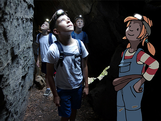 pirna-stadtmarketing-pine-kinderblog-familie-entdecken-marketingpreis Pirnas gezeichnete Kinderbloggerin erkundet eine Höhle. Sie wurde in ein Foto mit Kindern eingezeichnet.