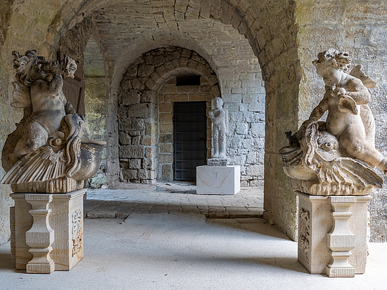 Skulpturensommer 2022-23 Ausstellungsansicht Pirnaer Skulpturensommer 2022-23 mit barocken Sandsteinskulpturen aus dem Dresdner Zwinger