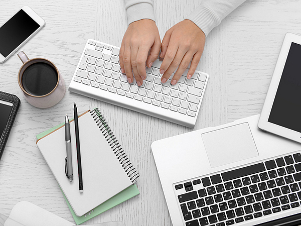 Pressekontakt Tastatur, Tablet, Smartphone als Sinnbild für Kontakt zur Pressestelle