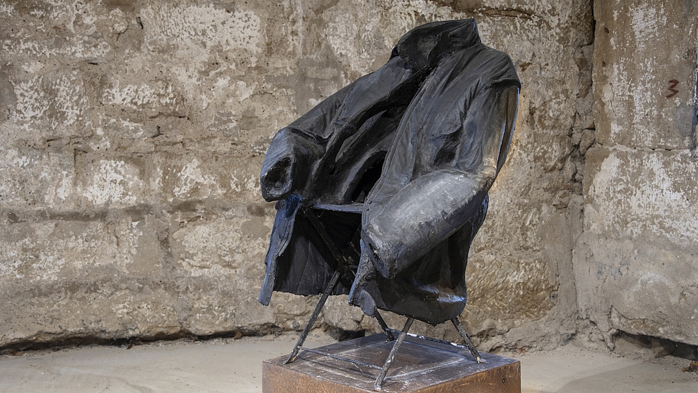 Betonskulptur von Jan Hendrych, Darstellungs eines Mantels, der über einen Stuhl hängt